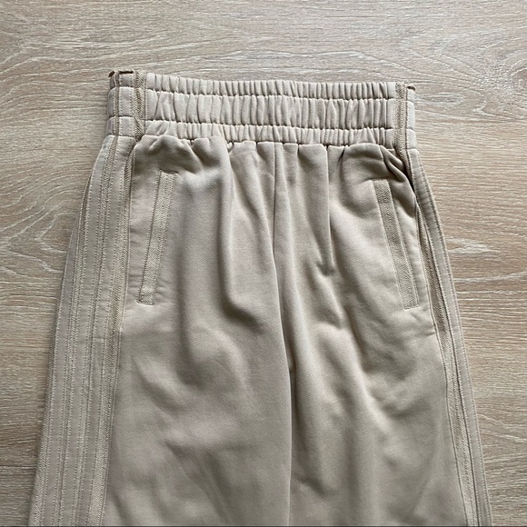 Like new UO l LIT Sweat Pant - Picture 2 of 5